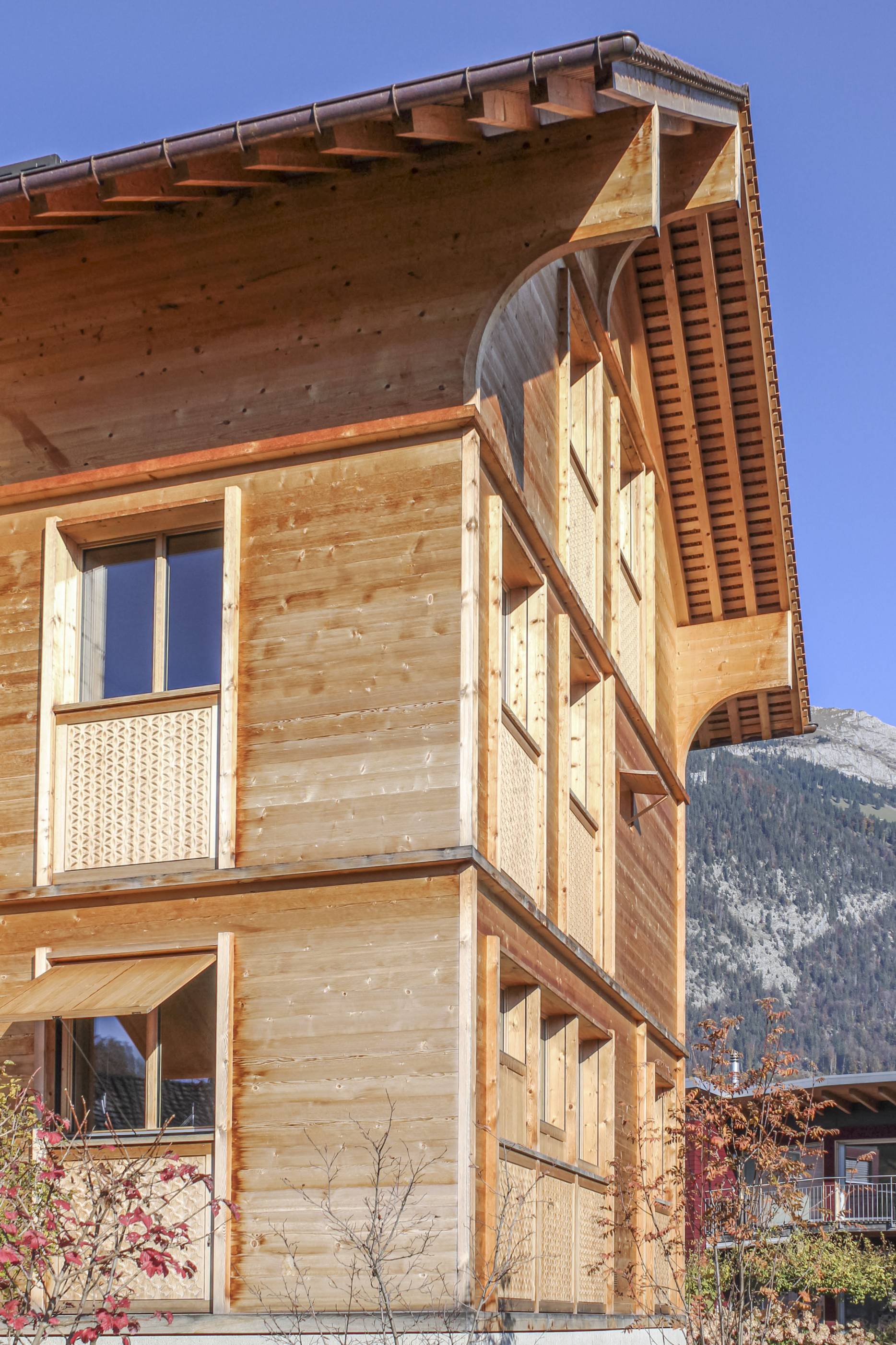 Detail Wandaufbau: Der Blockbau ist horizontal unterteilt. Anders als bei den historischen Vorbildern sind die Fenster und Zugläden in die Fassade eingeschnitten. Foto: Laura Bolliger, 2022