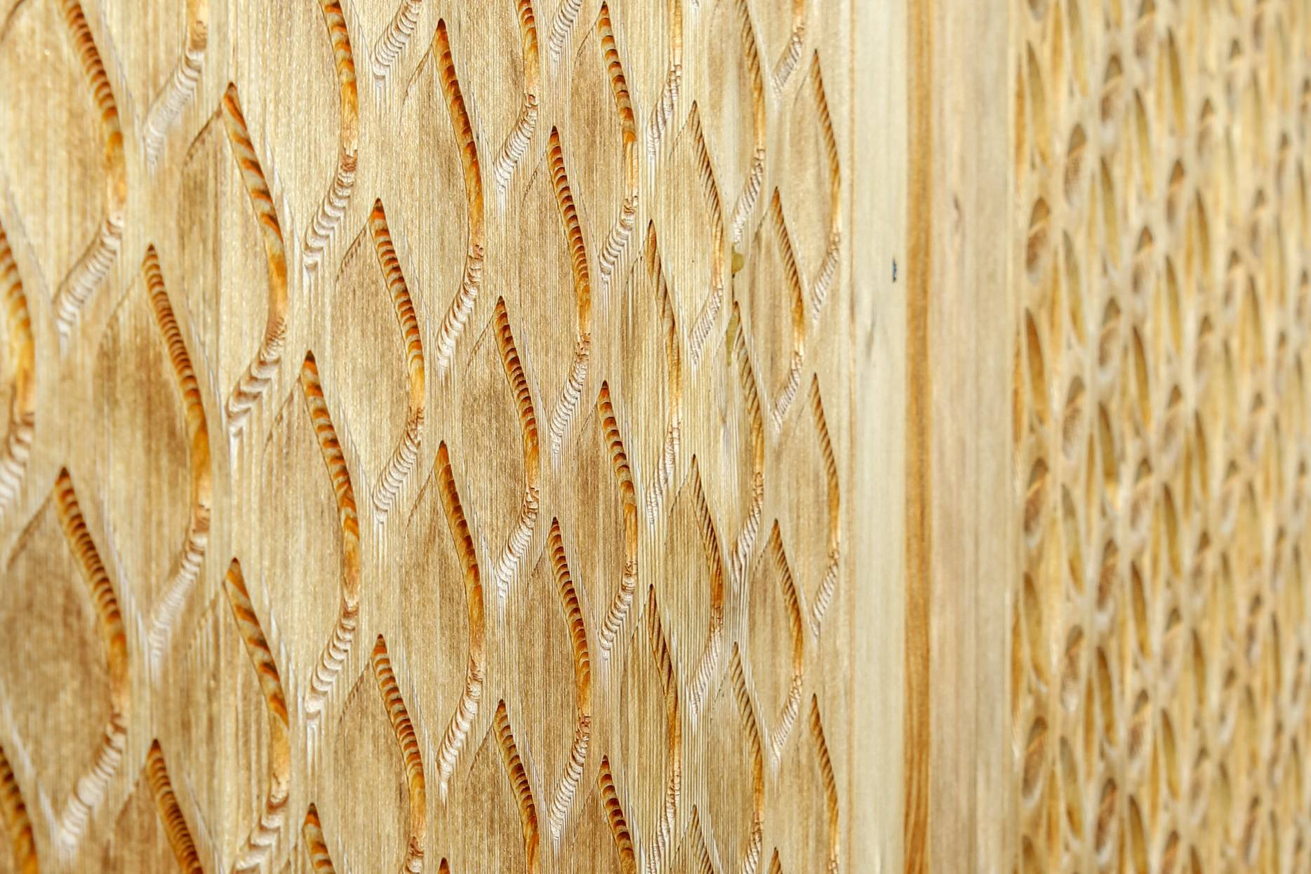 Detail Zugladen: Die Ornamente wurden CNC-gefräst. Foto: Laura Bolliger, 2022