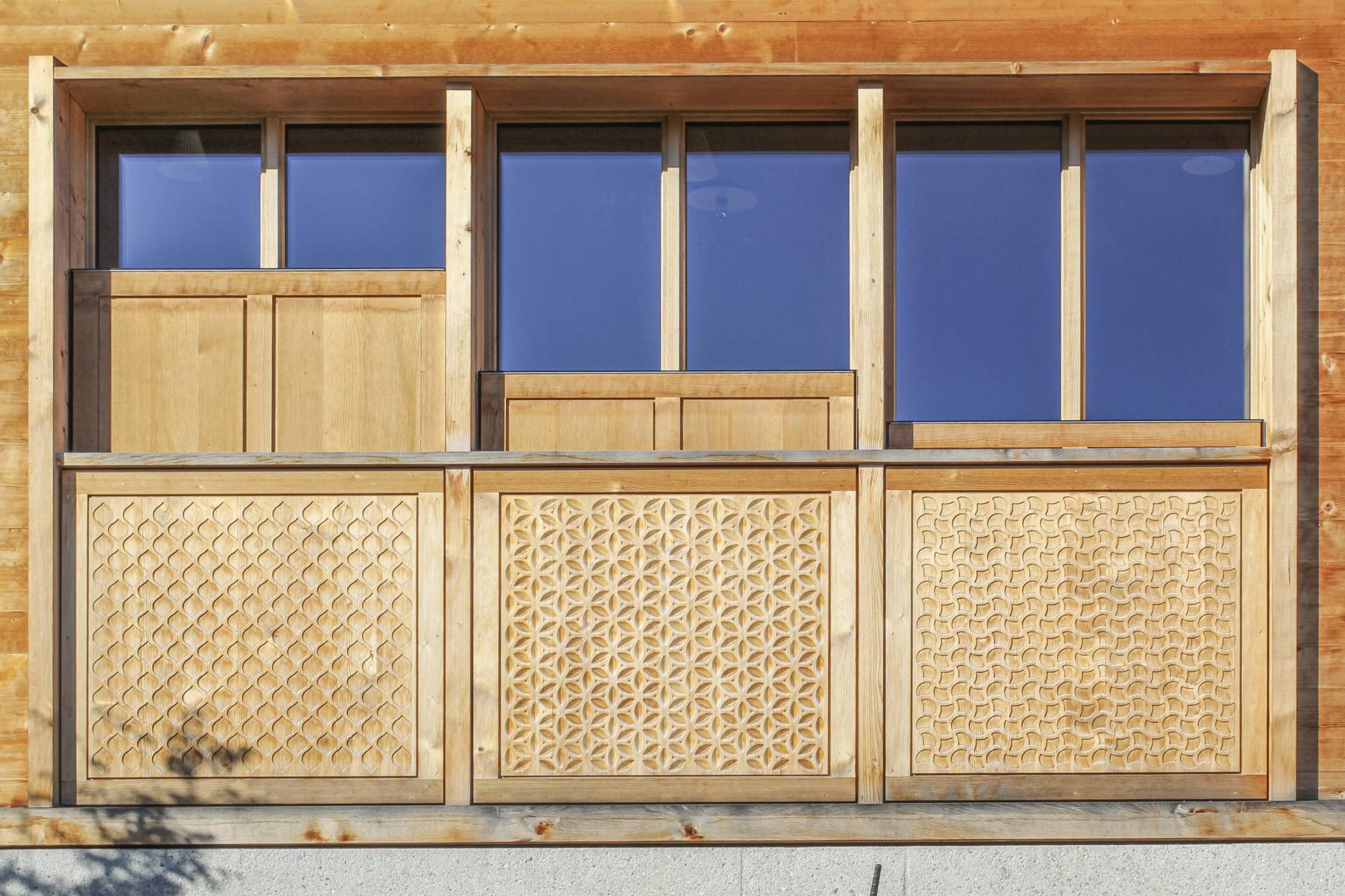 Detail Zugläden: Wie bei den historischen Vorbildern sind die Kästen der Zugläden ornamentiert. Foto: Laura Bolliger, 2022