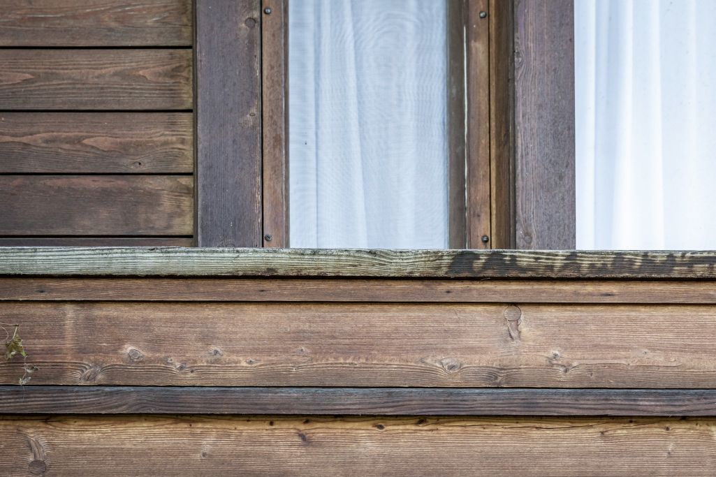 Detail Fassade mit Fenster. Foto: Elia Schneider, 2024