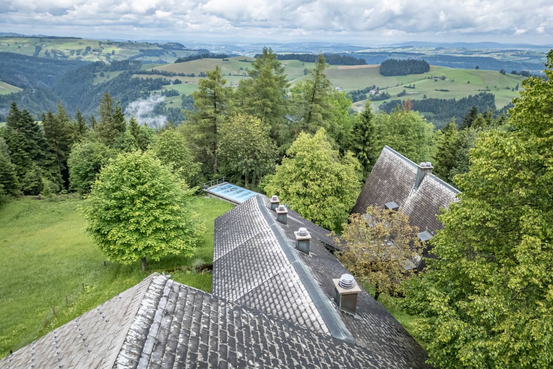 Ansicht Südost über Dach. Foto: Elia Schneider, 2024