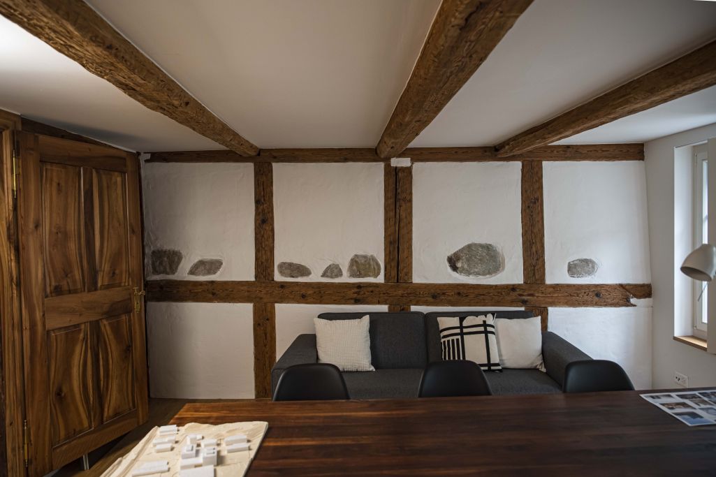 Innenraum: Teile der Holzkonstruktion wurden im Rahmen der denkmalgerechten Sanierung sichtbar belassen. Foto: Elia Schneider, 2022