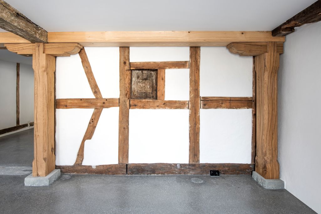 Innenraum: Renovierte Fachwerkwand mit erneuerten Stützen und Unterzügen. Foto: Regine Giesecke, 2020