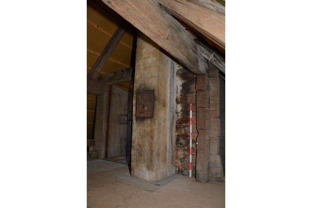 Dachkammer während der bauarchäologischen Untersuchung. Foto: Markus Bolli, Amt für Denkmalpflege und Archäologie des Kantons Zug (2145_31), 2015
