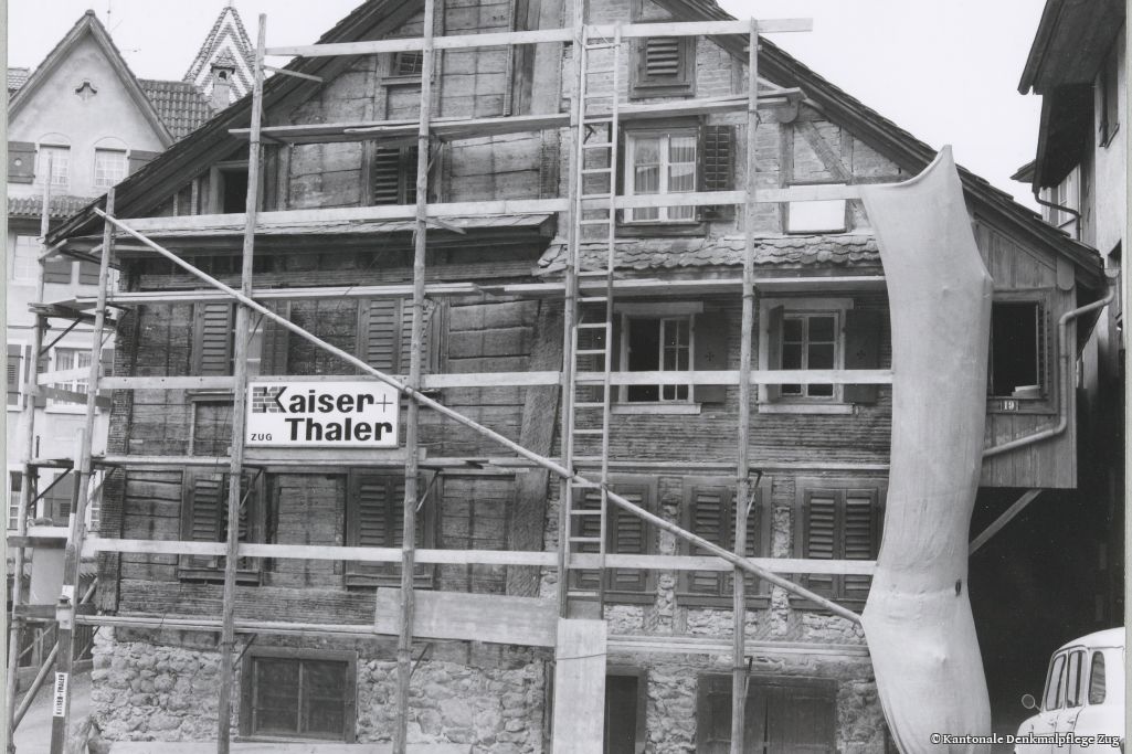 Ansicht Südwest während den Sanierungsarbeiten. Foto: Erwin Häflinger, Amt für Denkmalpflege und Archäologie des Kantons Zug (102736), 1975