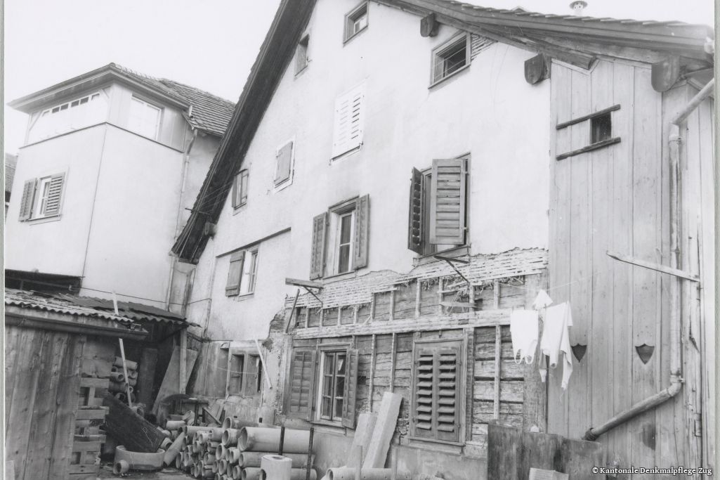 Ansicht Nordost während den Sanierungsarbeiten. Foto: Günther Bur, Amt für Denkmalpflege und Archäologie des Kantons Zug (102735), 1975