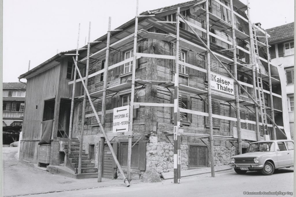 Ansicht West während den Sanierungsarbeiten. Foto: Erwin Häflinger, Amt für Denkmalpflege und Archäologie des Kantons Zug (102737), 1975