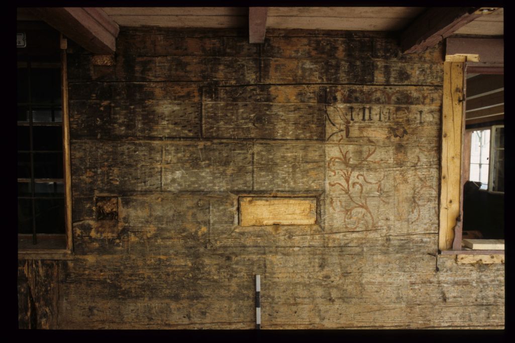 Wandmalerei: Quadermalerei und Kruzifix an der Westfassade. Foto: Heini Remy, Amt für Denkmalpflege und Archäologie des Kantons Zug (804_213), 2004