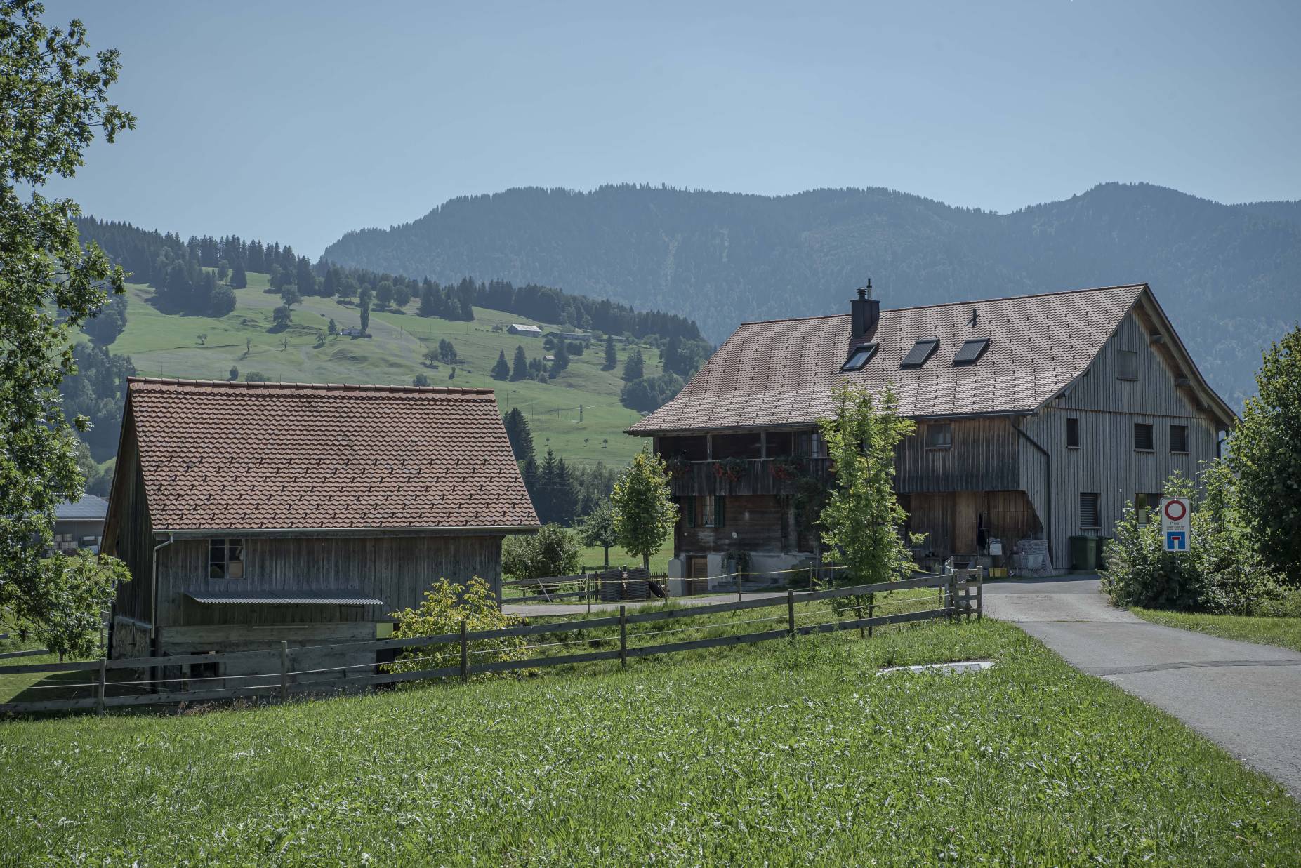 Ansicht Nordwest mit Nebengebäuden. Foto: Elia Schneider, 2022