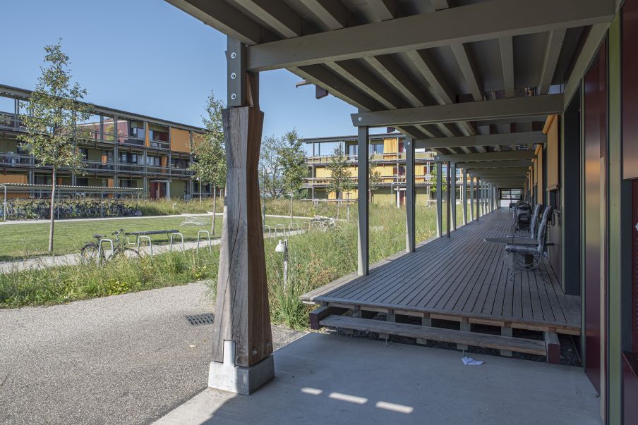 Laubengang mit Freibereich (L-Haus). Foto: Elia Schneider, 2022