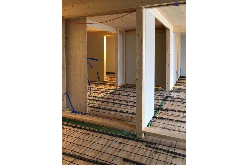 Bodenaufbau mit Armierung für die Holz-Beton-Verbunddecke. Foto: Loeliger Strub Architektur, 2018
