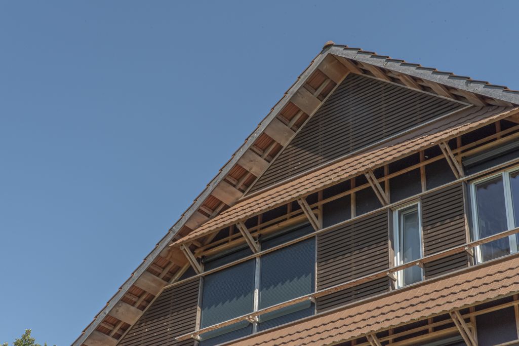 Detail Giebel mit Klebdächern als konstruktiver Holzschutz. Foto: Elia Schneider, 2022