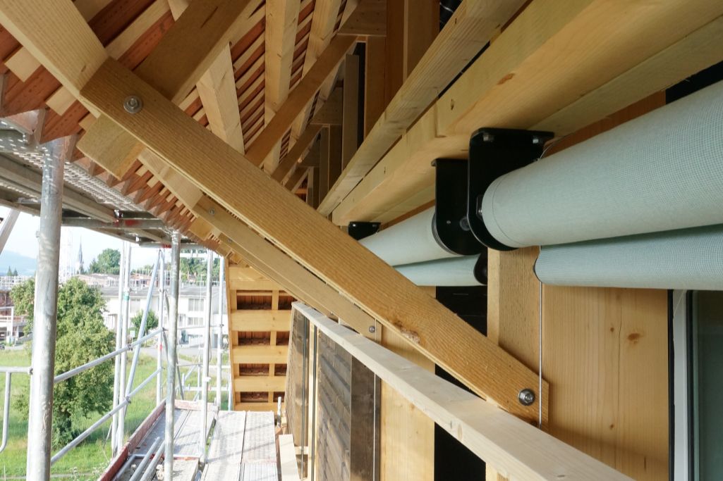 Klebedach mit Detail Sonnenschutz. Foto: Loeliger Strub Architektur, 2018