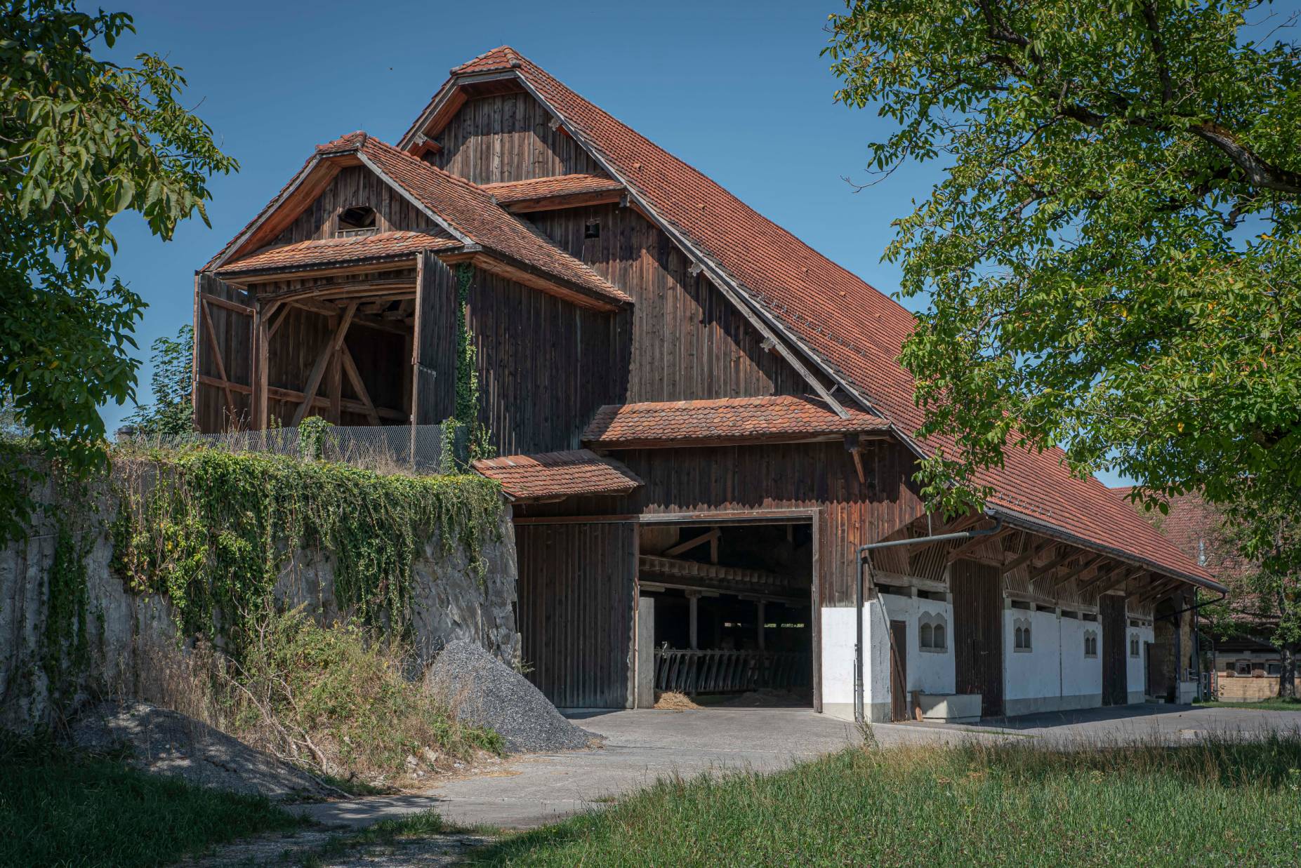 Fassade Südwest mit Auffahrtsrampe zum Heuraum. Foto: Elia Schneider, 2022