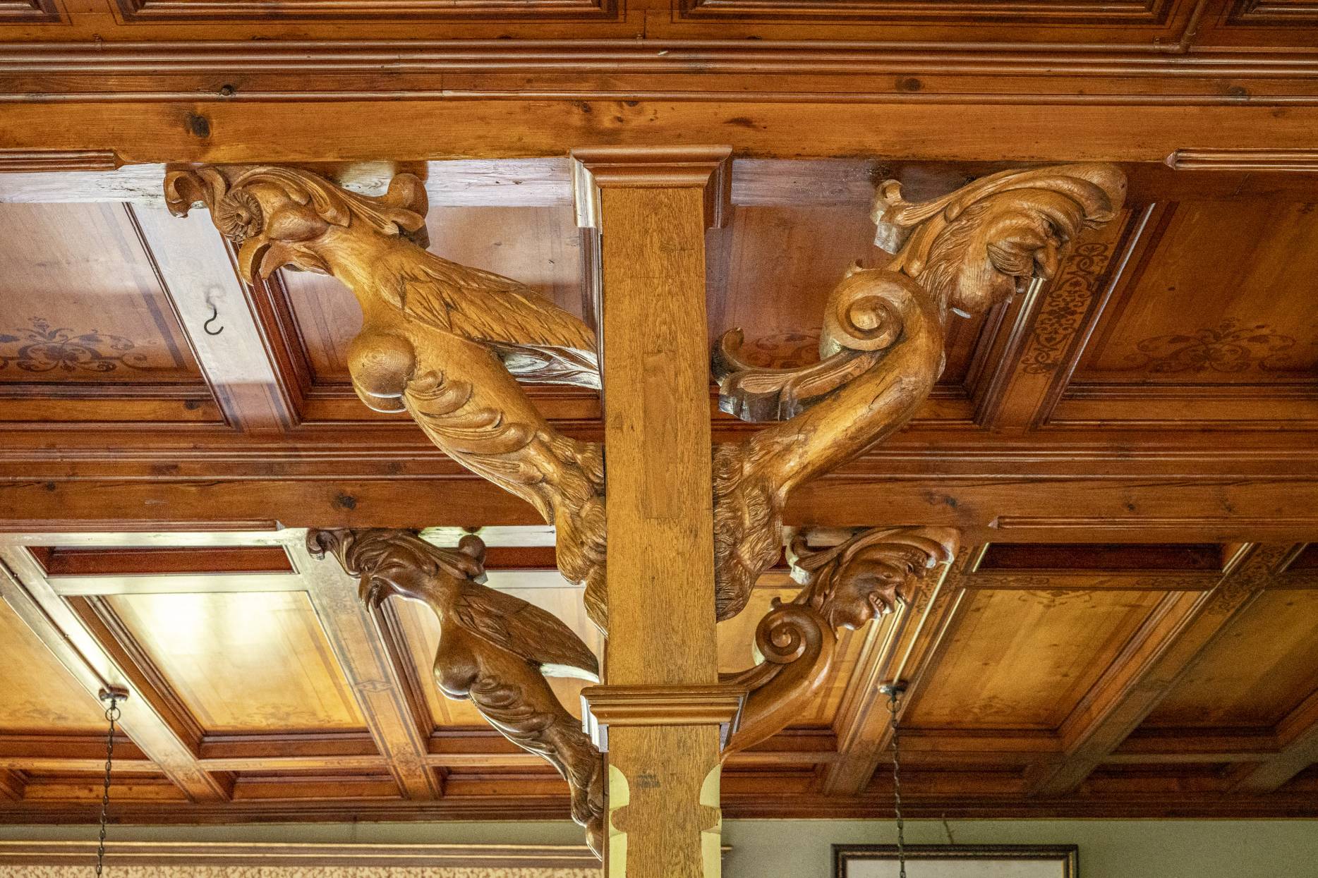 Grosser Saal: Geschnitztes Sattelholz. Foto: Elia Schneider, 2023