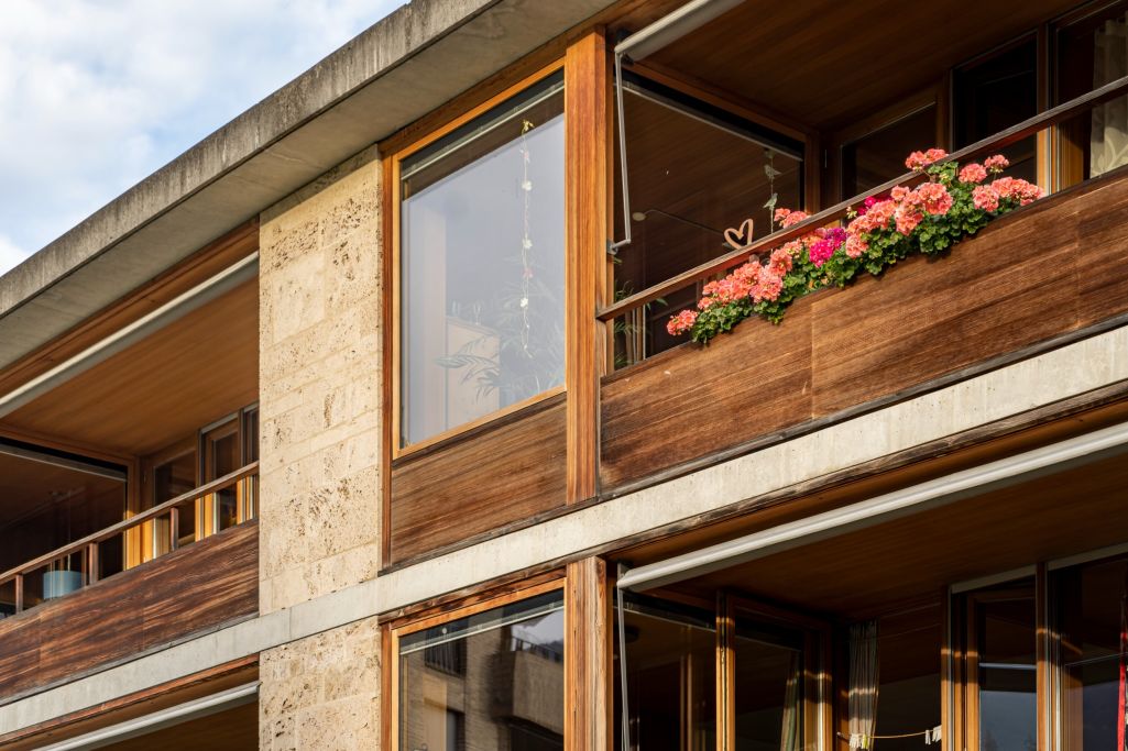 Fassade West mit Balkonelement aus Lärchenholz. Foto: Elia Schneider, 2022