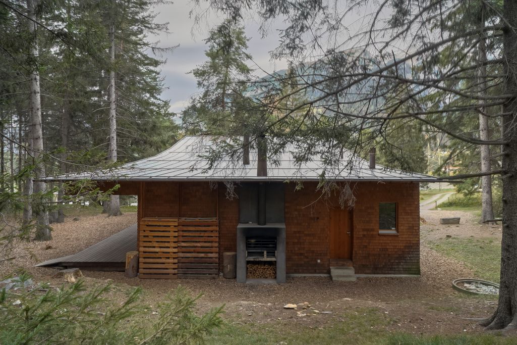 Ansicht Ost mit Aussenkamin. Foto: Elia Schneider, 2022