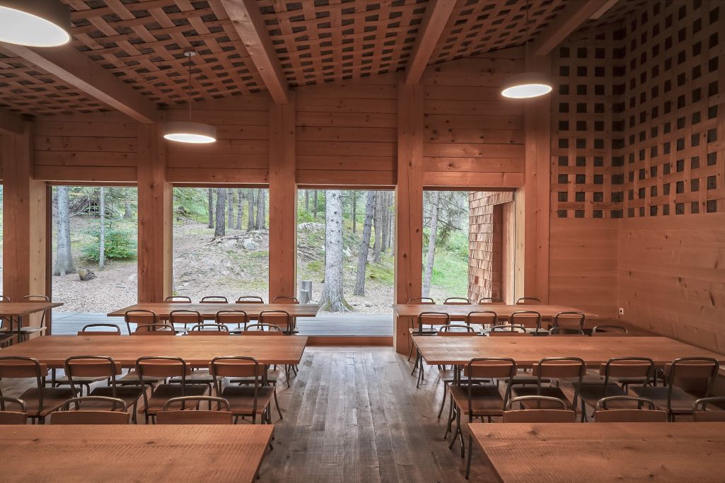 Innenraum mit Aussicht. Foto: Elia Schneider, 2022