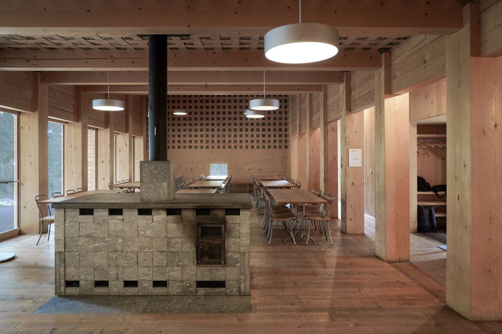 Innenraum mit Ofen aus Gneis. Foto: Elia Schneider, 2022