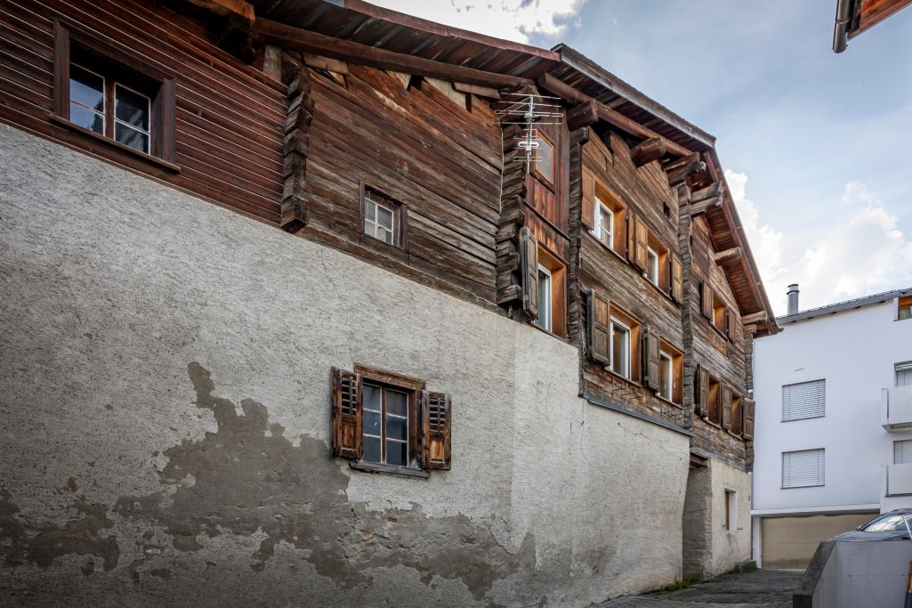 Ansicht Südost. Links im Bild befindet sich das historische Haus von 1430, daran schliesst der jüngere Blockbau mit zweigeschossigem Aufbau an. Foto: Elia Schneider, 2023