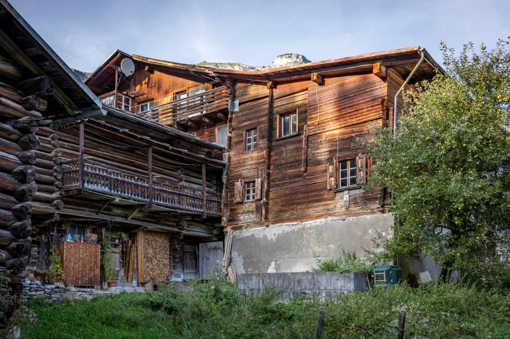 Ansicht Südwest. Rechts im Bild ist der Bau von 1430, links der Stall mit Balkonvorbau, dahinter das Nachbarhaus. Foto: Elia Schneider, 2023