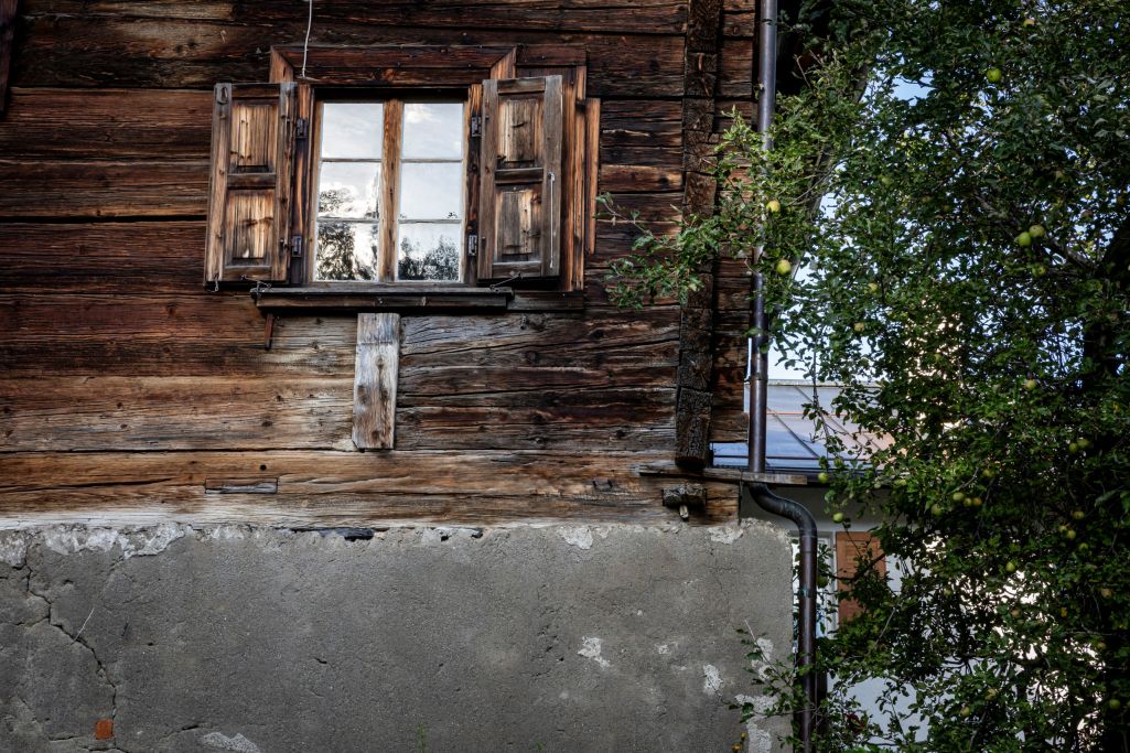 Ecke Süd des Baus von 1430 mit Schwellenschloss und gekapptem Treibladen im Schwellenkranz. Foto: Elia Schneider, 2023