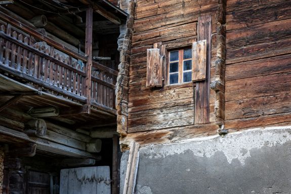 Ecke West des Baus von 1430 mit Fenster. Foto: Elia Schneider, 2023