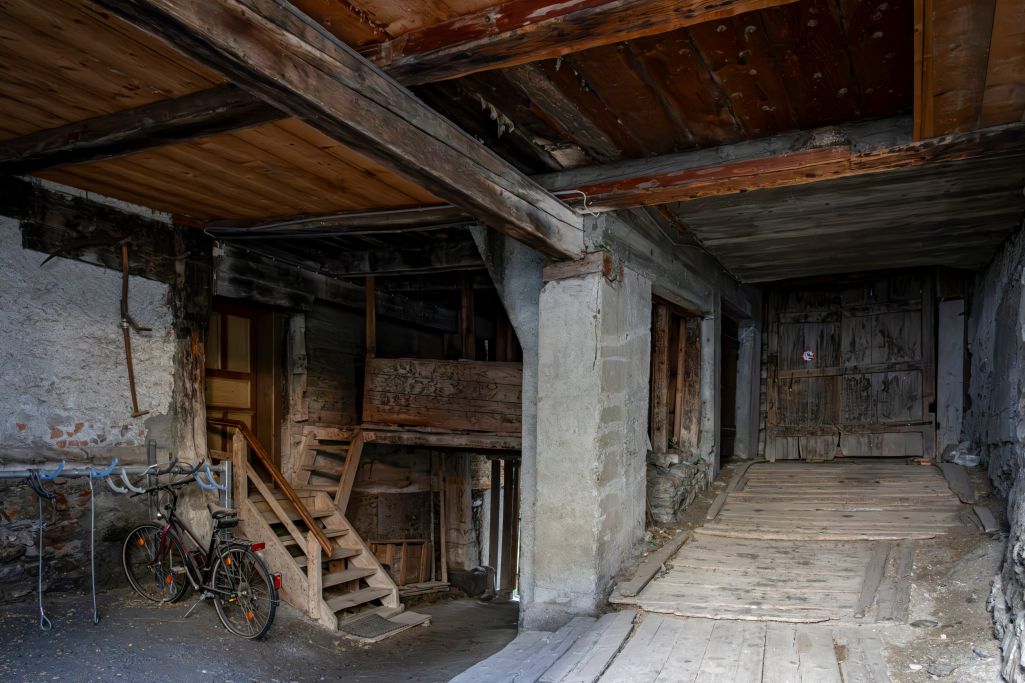 Zugangssituation im gedeckten Hofbereich zwischen den Gebäuden, die Treppe links führt in das Haus von 1430. Foto: Elia Schneider, 2023