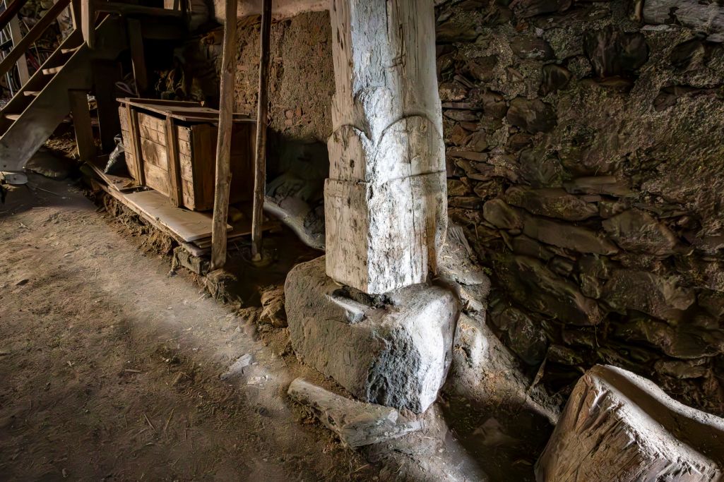 Detail Stütze, dendrodatiert 1430. Aktuell ist unklar ob die Stütze am ursprünglichen Standort erhalten ist. Foto: Elia Schneider, 2023