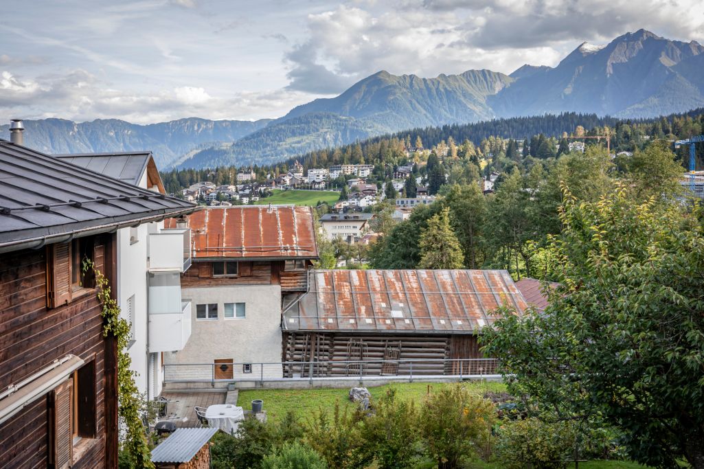 Blick auf das Nachbarhaus und den angebauten Stall von Nordwesten. Foto: Elia Schneider, 2023