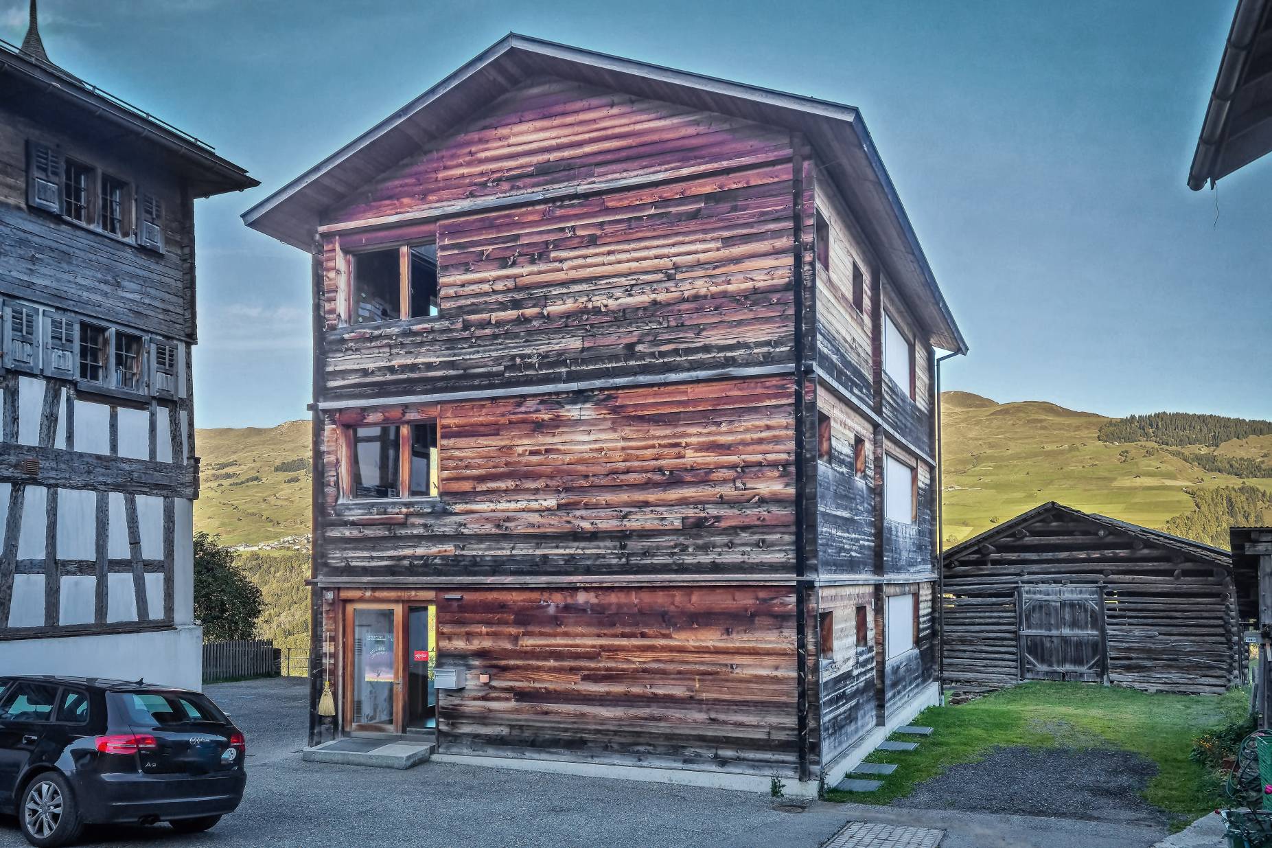 Ansicht Südost mit Dorfplatz und Eingang. Foto: Andreas Zbinden, 2021