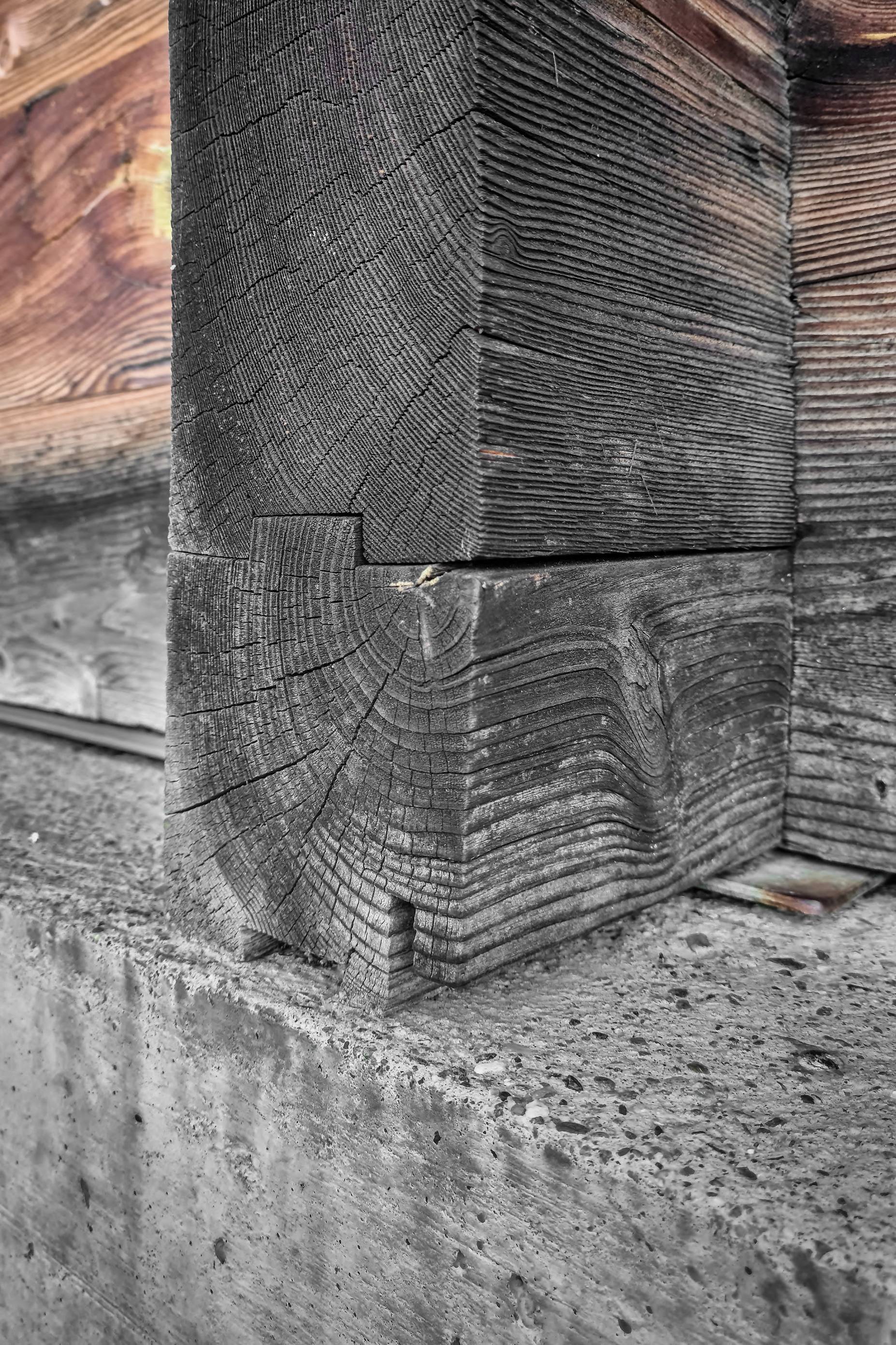 Detail Sockel mit Übergang zum Blockbau. Foto: Andreas Zbinden, 2021