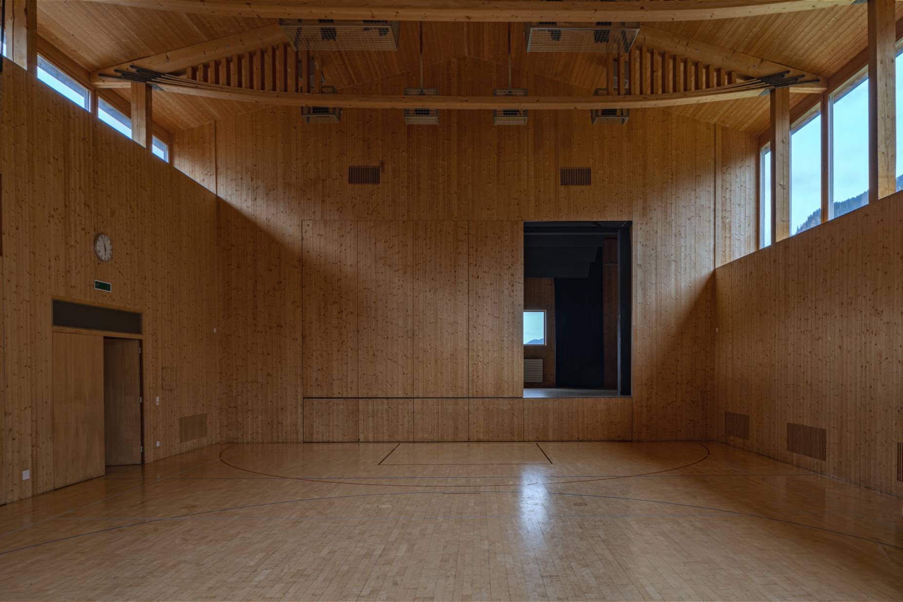 Innenraum, Blick Richtung Bühne. Bild: Elia Schneider, 2022