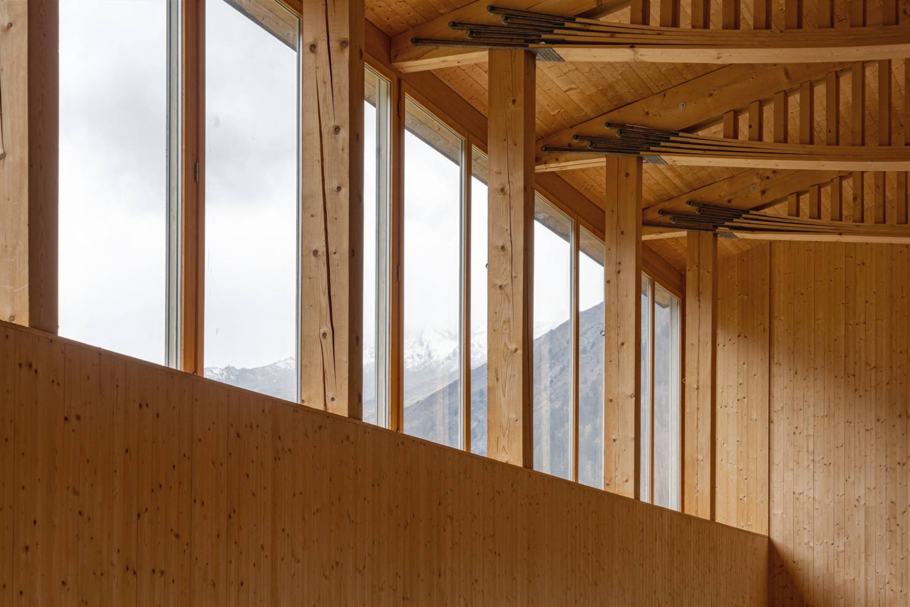 Detail Träger und Befensterung talseitig. Bild: Elia Schneider, 2022