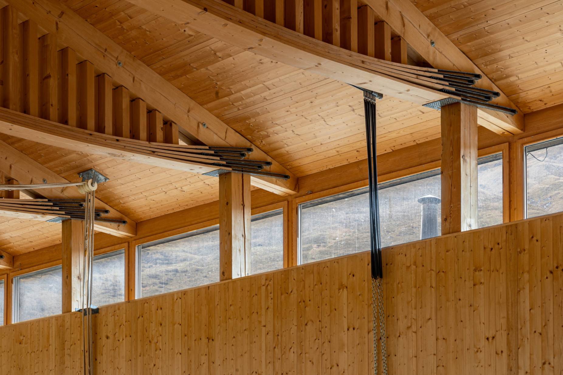 Detail Träger und Befensterung bergeitig. Bild: Elia Schneider, 2022