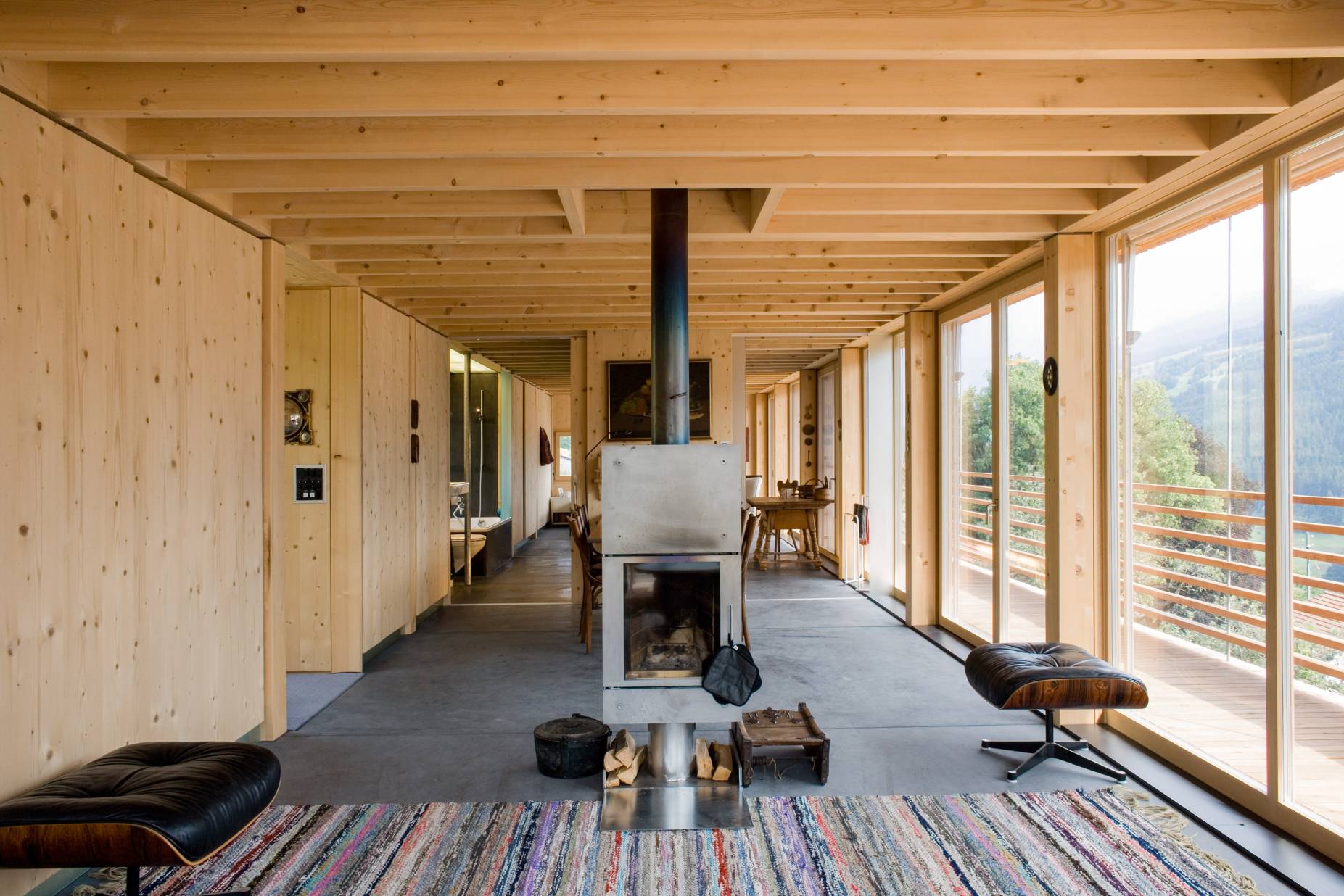 Kamin. Foto: Tom Kawara, 2006