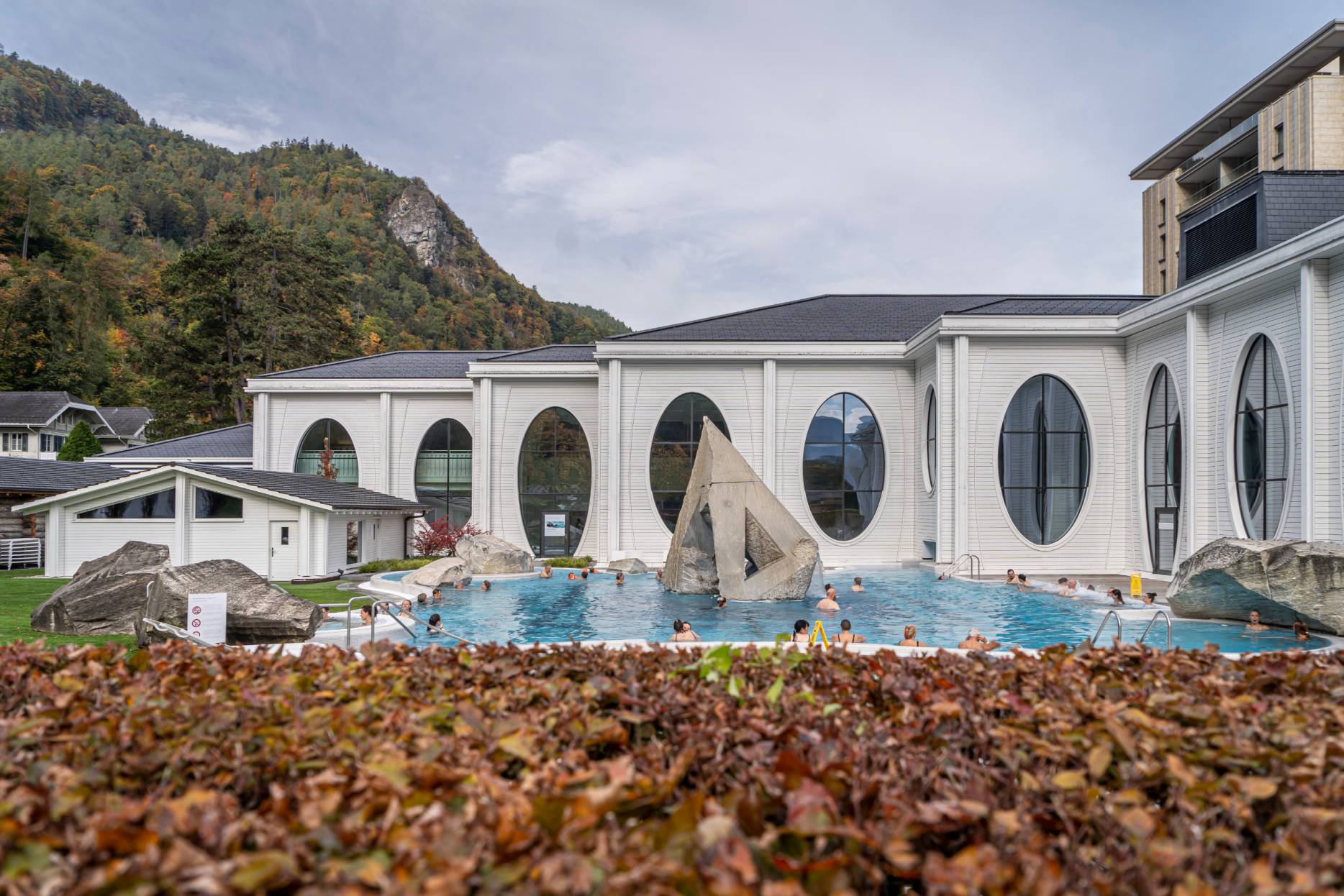 Ansicht Südseite mit Freibad. Foto: Elia Schneider, 2022