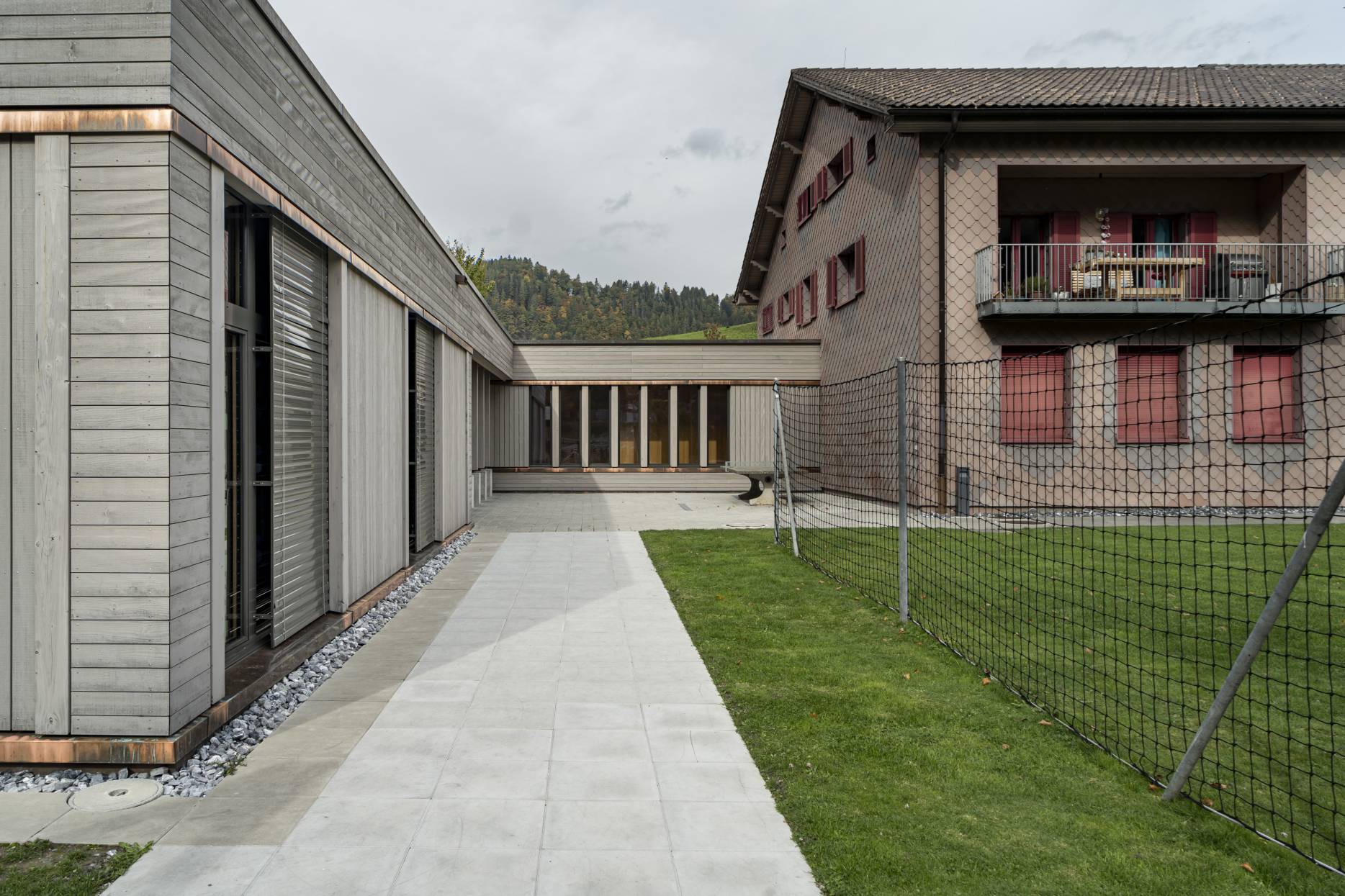 Ansicht Süd mit bestehendem Schulhaus. Foto: Elia Schneider, 2022