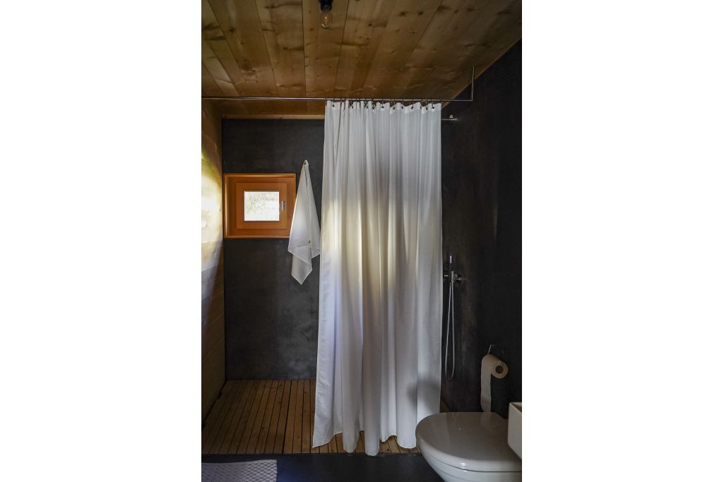 Badezimmer mit dunklem Spachtelbelag. Foto: Elia Schneider, 2022