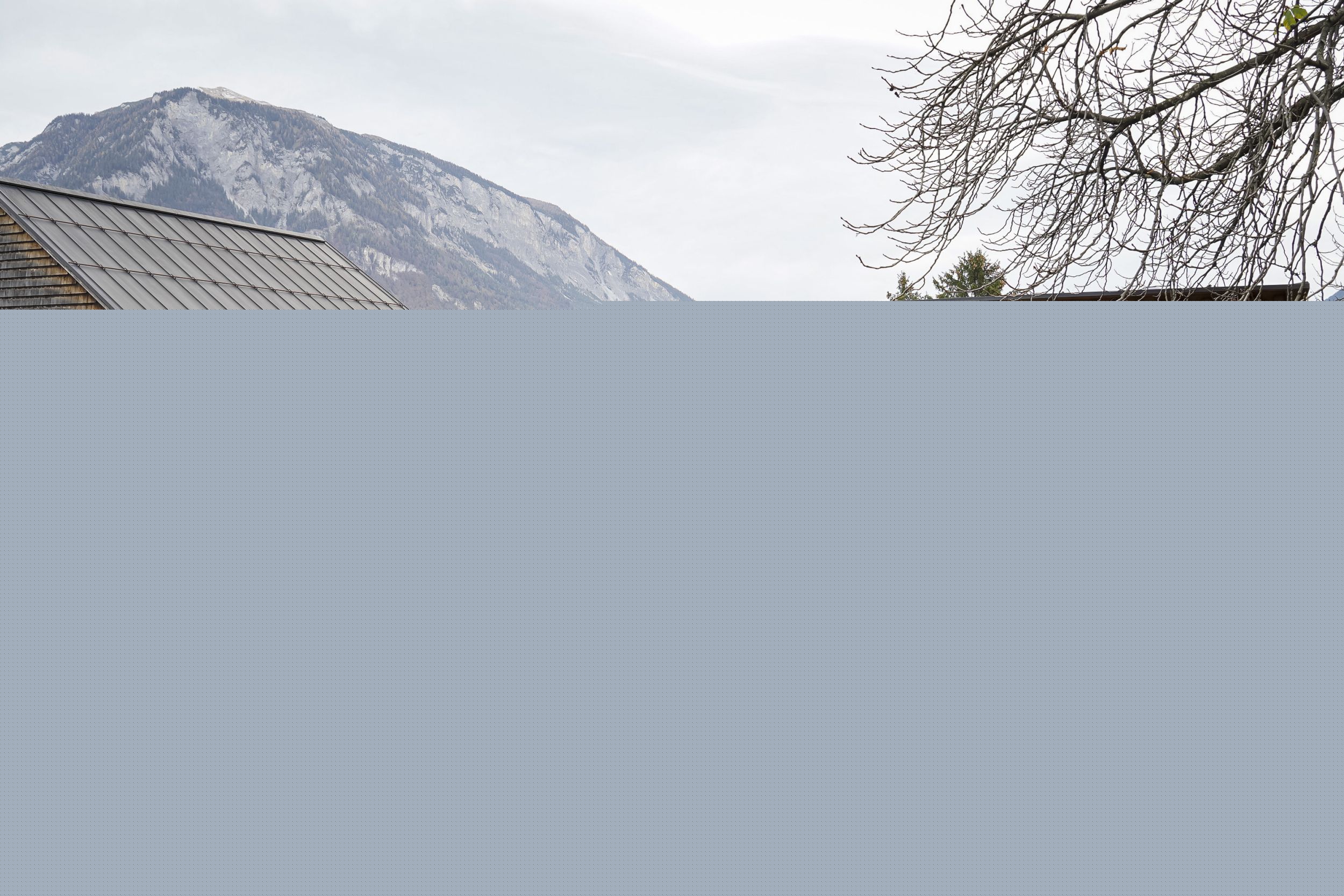 Ansicht West der Passerelle sowie des flachgedeckten Erschliessungsbaus. Bild: Elia Schneider, 2022