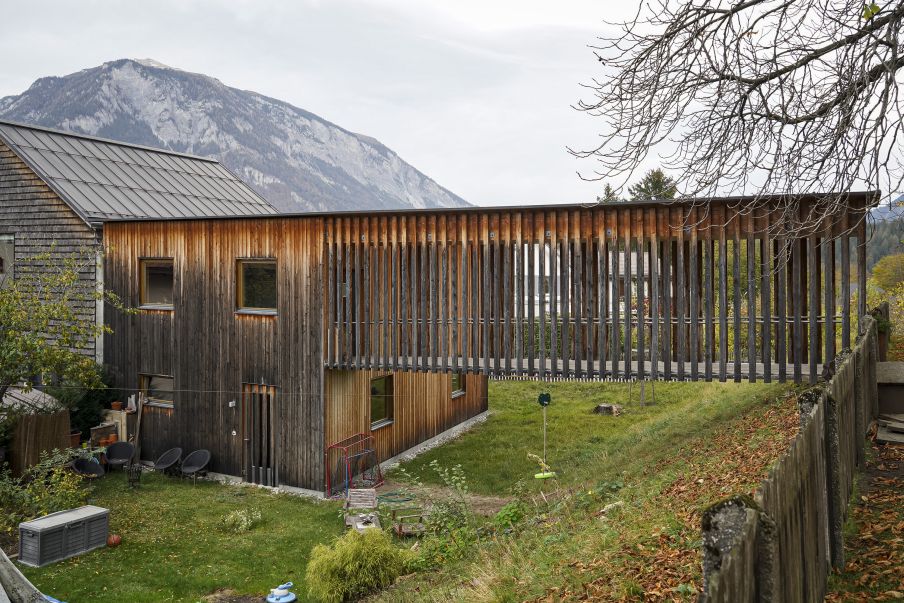 Ansicht West der Passerelle sowie des flachgedeckten Erschliessungsbaus. Bild: Elia Schneider, 2022