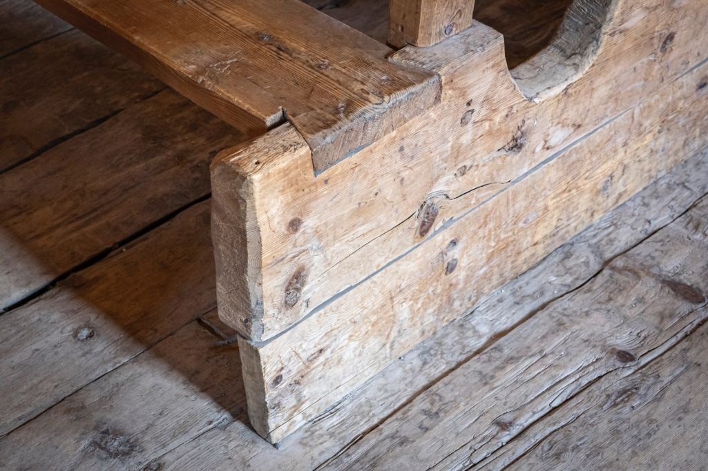 Detail Sitzfläche Schwalbenschwanz. Foto: Elia Schneider, 2023