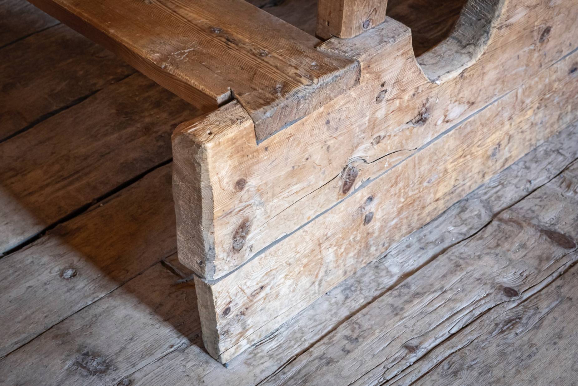 Detail Sitzfläche Schwalbenschwanz. Foto: Elia Schneider, 2023