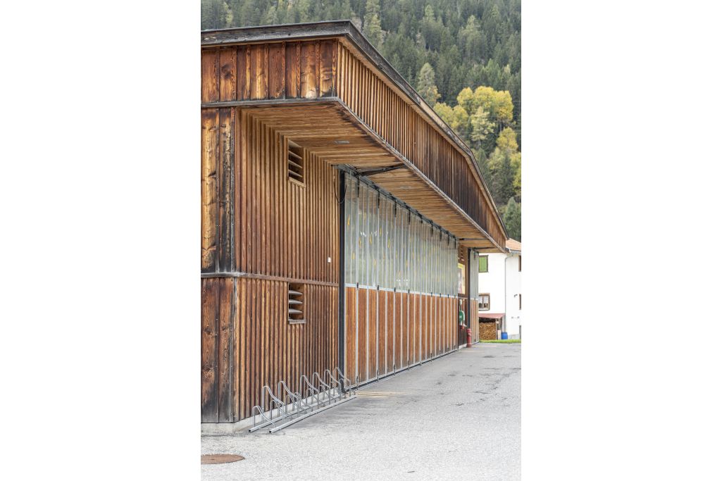 Dachvorsprung Feuerwehrgebäude. Foto: Elia Schneider, 2022