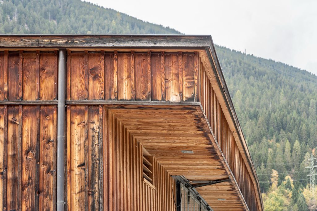 Dachrand Feuerwehrgebäude. Foto: Elia Schneider, 2022