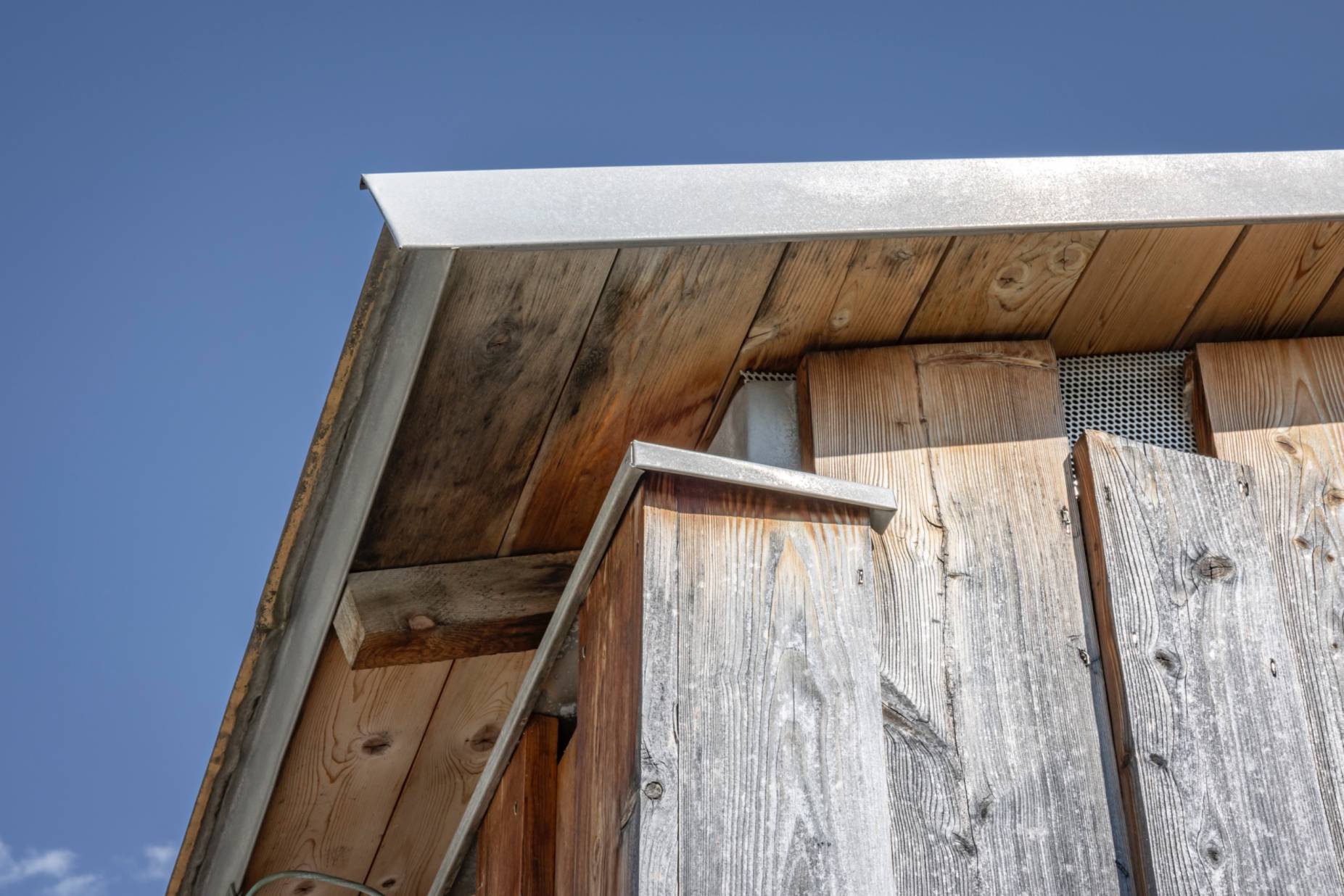 Detail Ecke mit Belüftung. Foto: Elia Schneider, 2023
