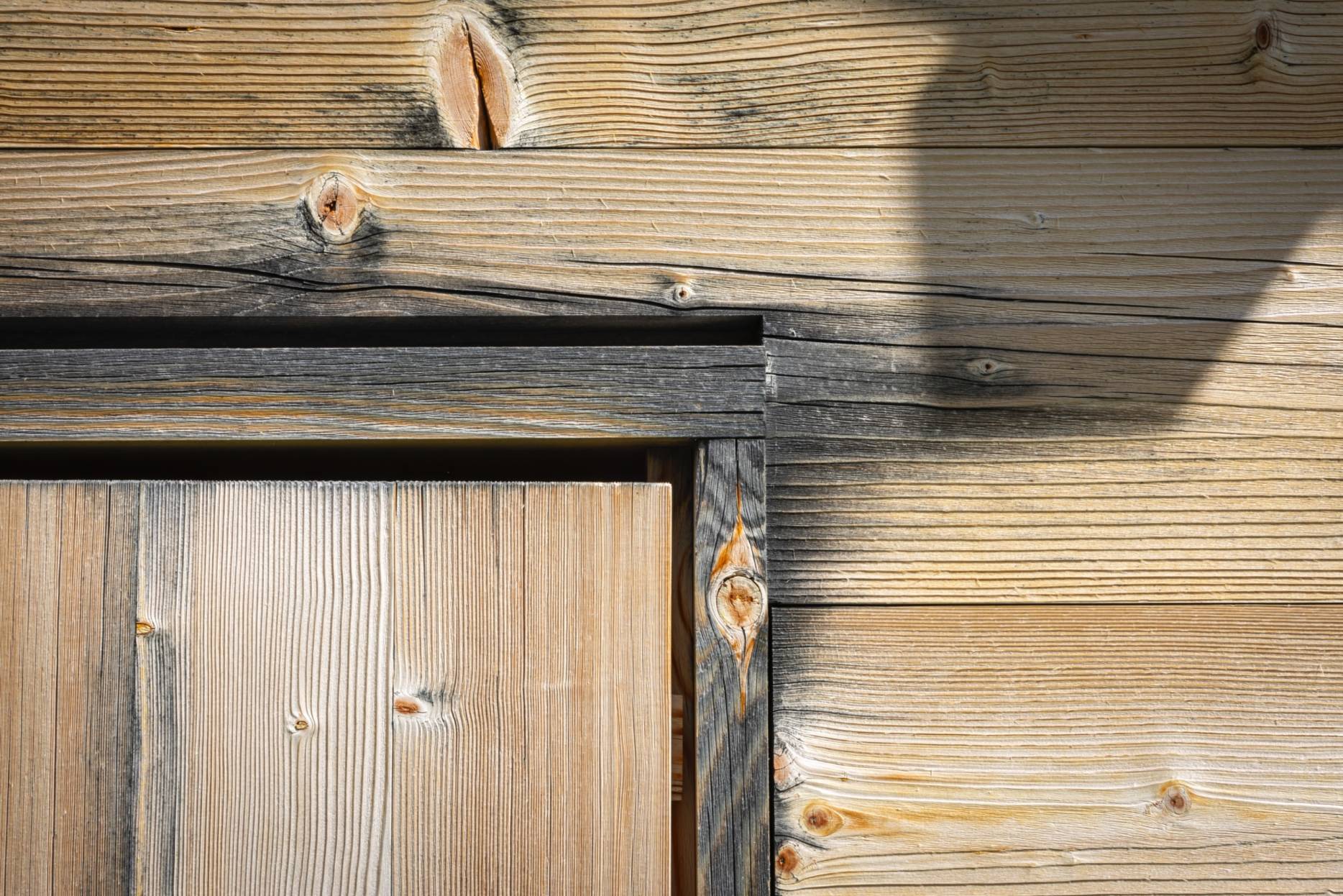 Detail der Fuge zur Senkung vom Blockbau. Foto: Elia Schneider, 2023