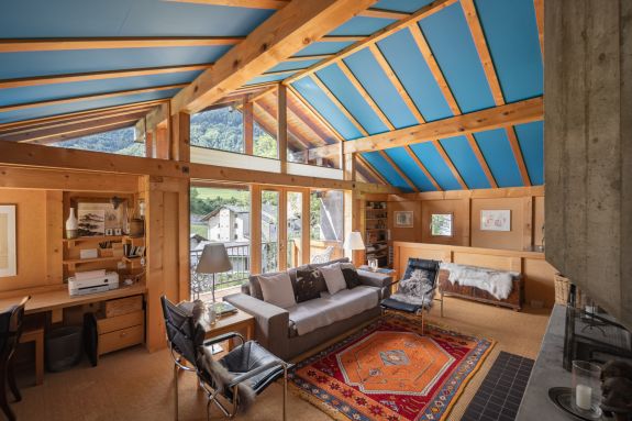 Wohnzimmer mit Ausblick. Foto: Elia Schneider, 2023