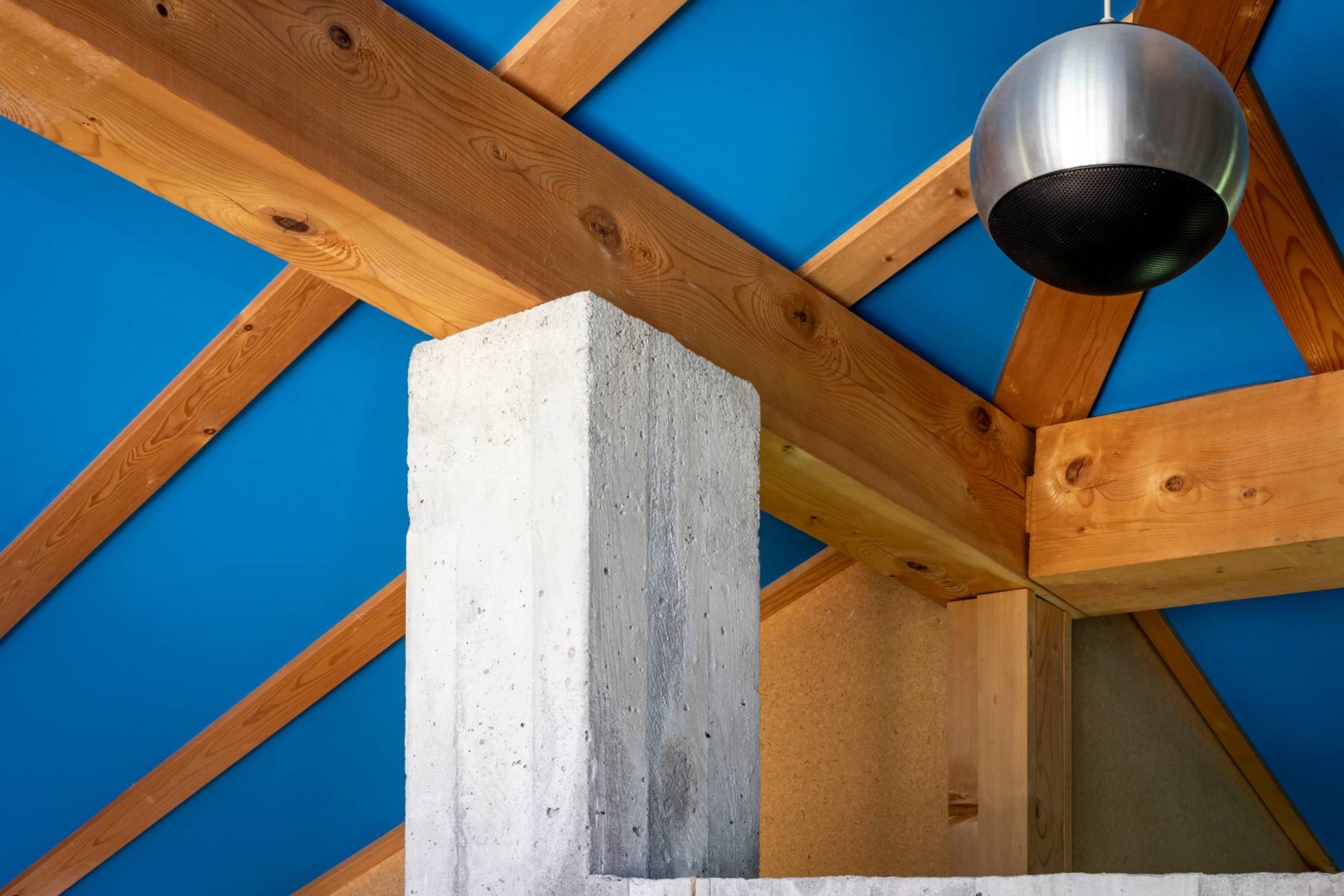 Übergang vom Betonkern zur Dachkonstruktion. Foto: Elia Schneider, 2023