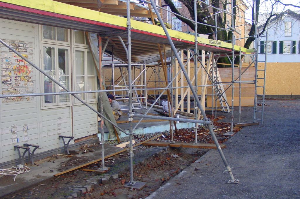 Bestand und Anbau während dem Umbau mit sichtbarer Holzständerkonstruktion. Foto: Frei + Saarinen Architects, 2006
